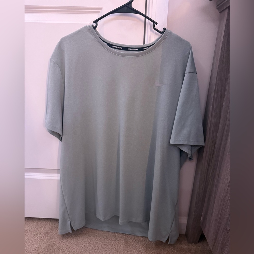 Nike Men's Gray T-Shirt